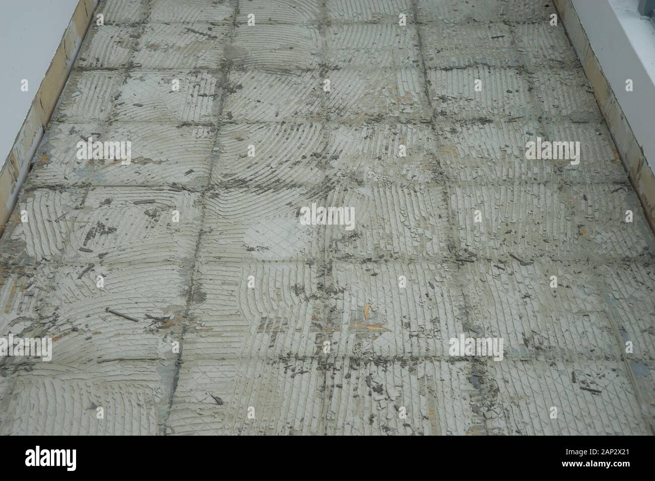 Reparatur eines Fliesenbodens - Repairing a Tile Floor Stock Photo