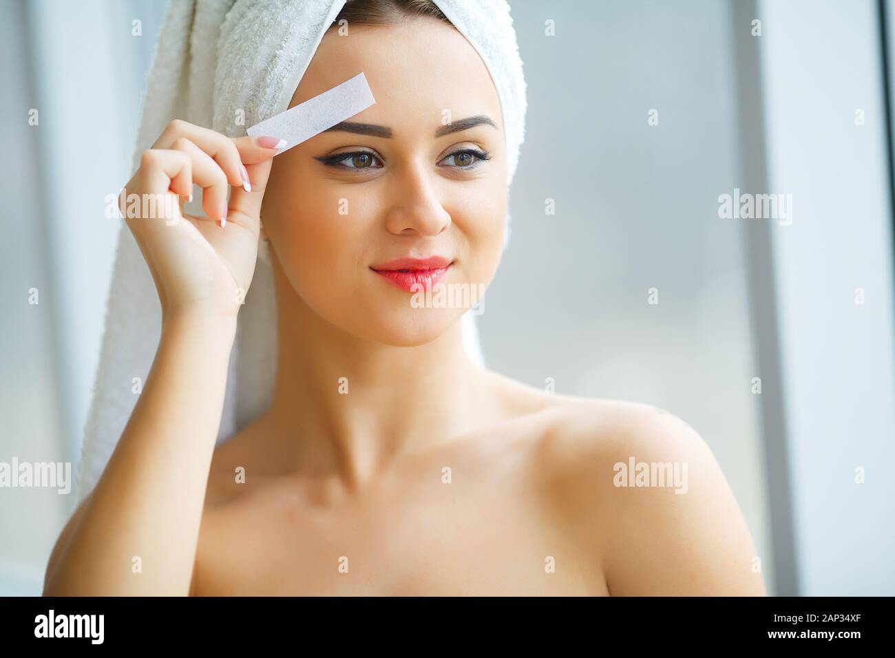 Hair Removal Wax. Young woman reciving facial epilation Stock Photo Alamy