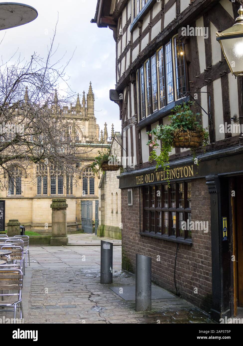 The Old Wellington pub and Manchester Cathedral Stock Photo