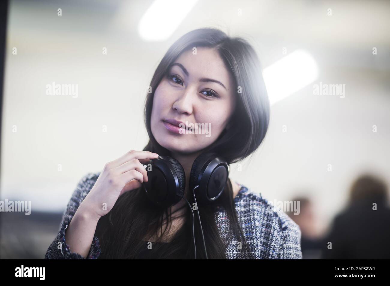 Headphone female asian hi-res stock photography and images - Alamy