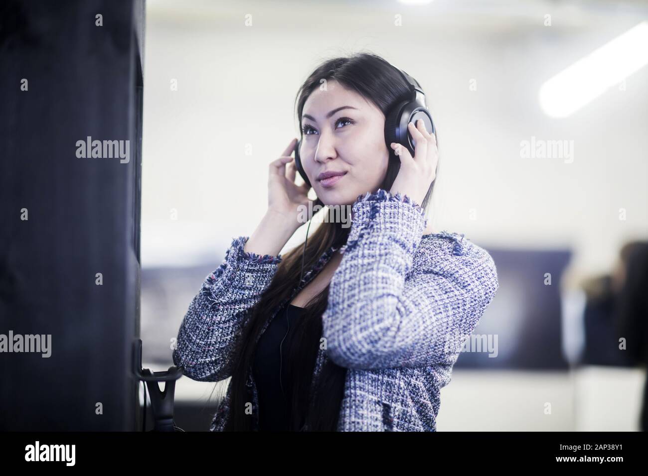 Headphone female asian hi-res stock photography and images - Alamy