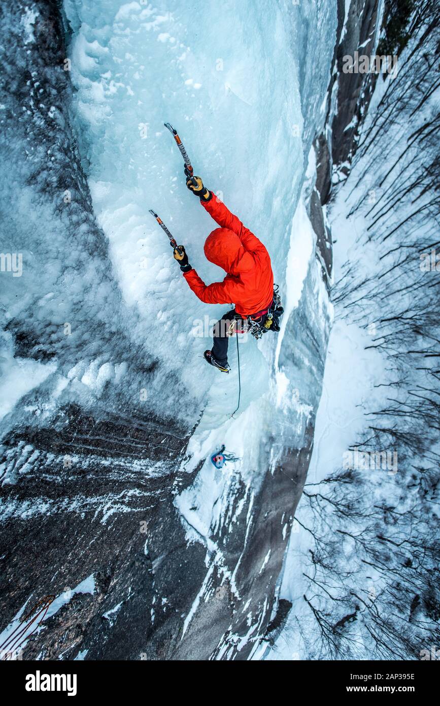Man ice climbing on Cathedral Ledge in North Conway, New Hampshire Stock Photo