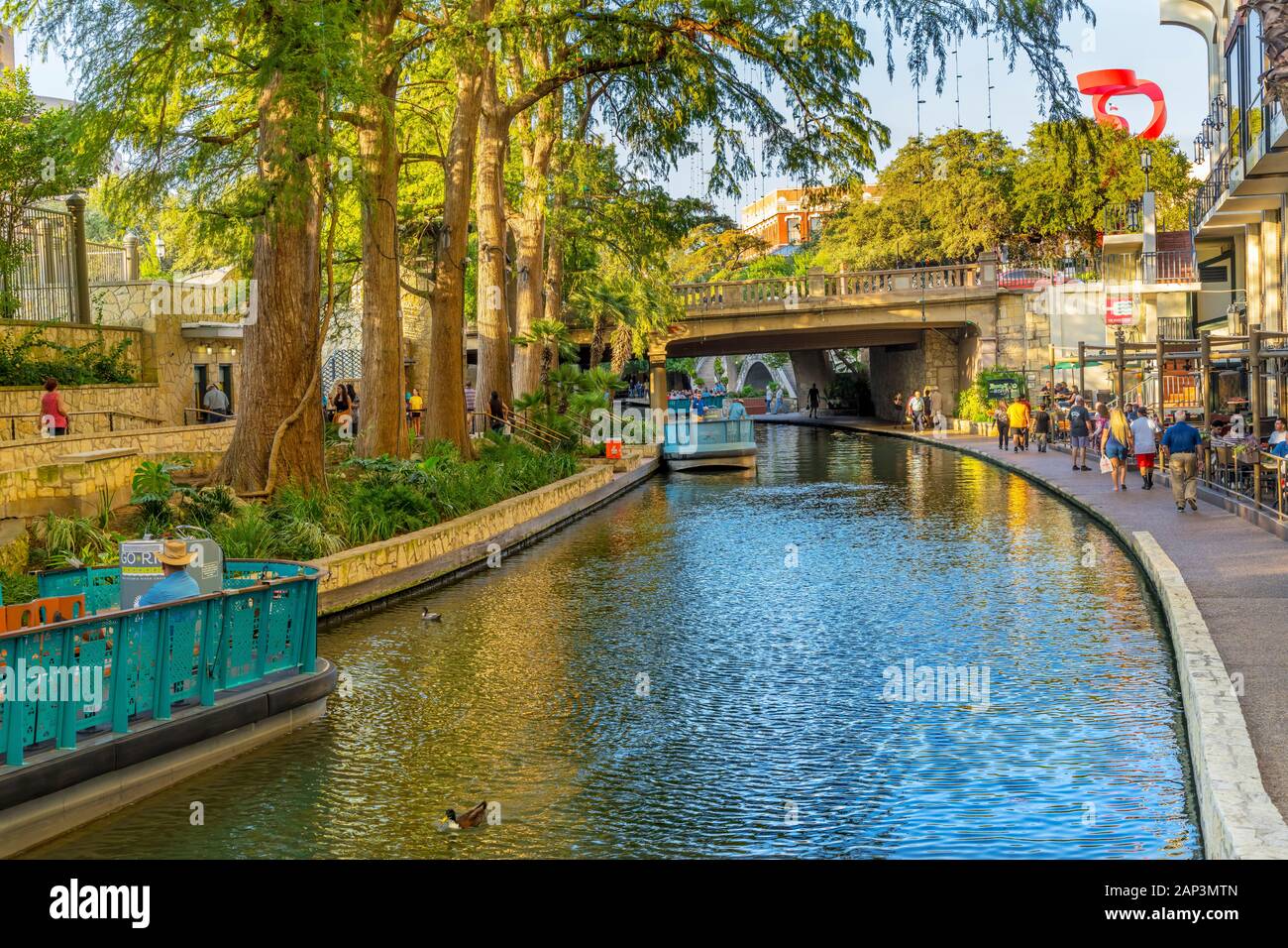 Tour Boats Sidewalks Tourists Reflection River Walk San Antonio Texas 15 Mile River Walk Created In The 1960s To Deal With Flood Problem Stock Photo Alamy