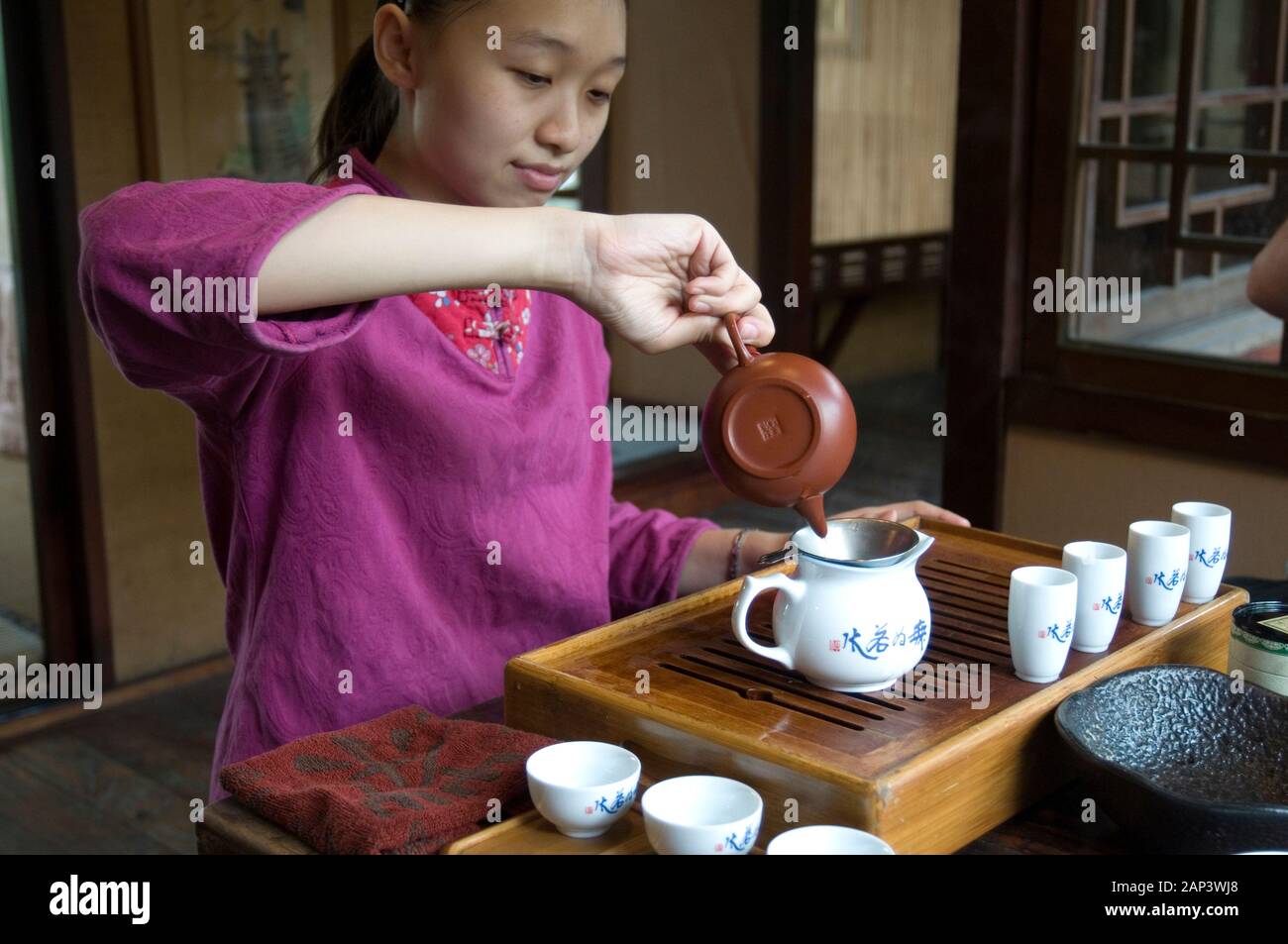 Tea ceremony at the Wu Wei Teashop in Taichung, Taiwan Stock Photo