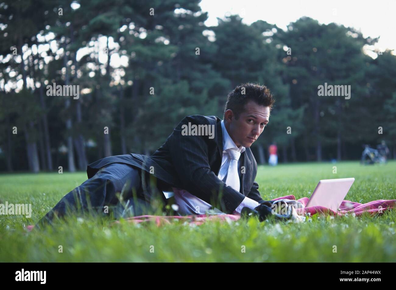 Manager im Park - Manager Working Outdoor Stock Photo - Alamy