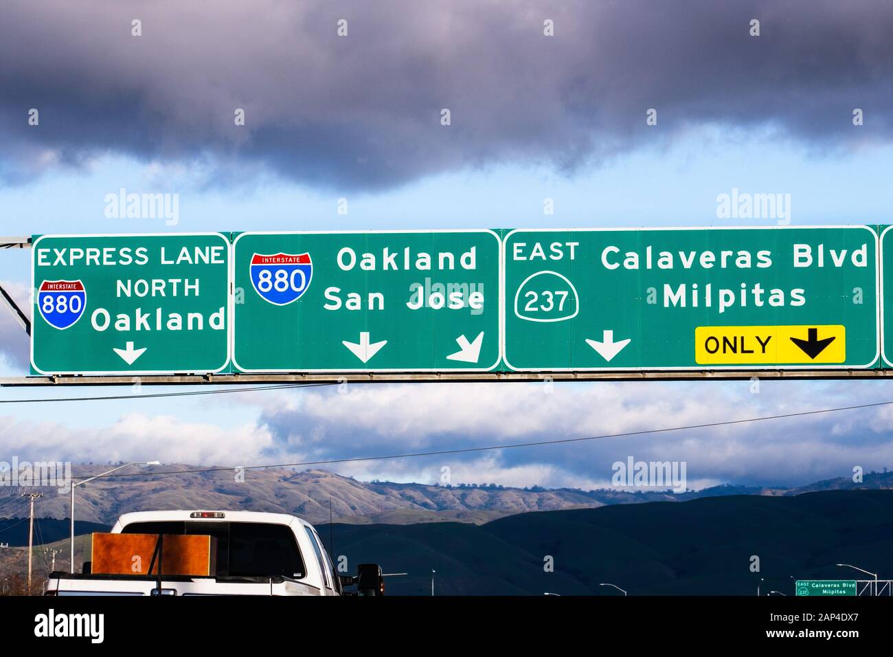 Highway 880 and Highway 237 interchange in South San Francisco Bay Area; Freeway signage providing information about the lanes going to Oakland and Sa Stock Photo