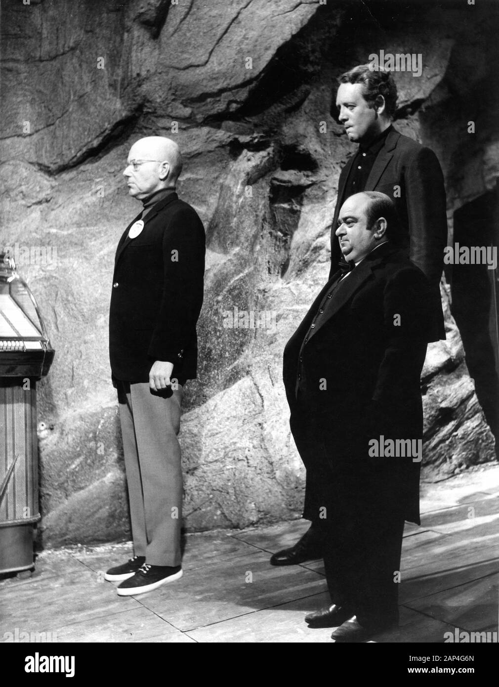 PETER SWANICK as The Supervisor ANGELO MUSCAT as The Butler and PATRICK McGOOHAN as No. 6 in THE PRISONER 1967 Episode : FALL OUT director Patrick McGoohan creator Patrick McGoohan Everyman Films / Incorporated Television Company (ITC) / ITV - Independent Television Stock Photo