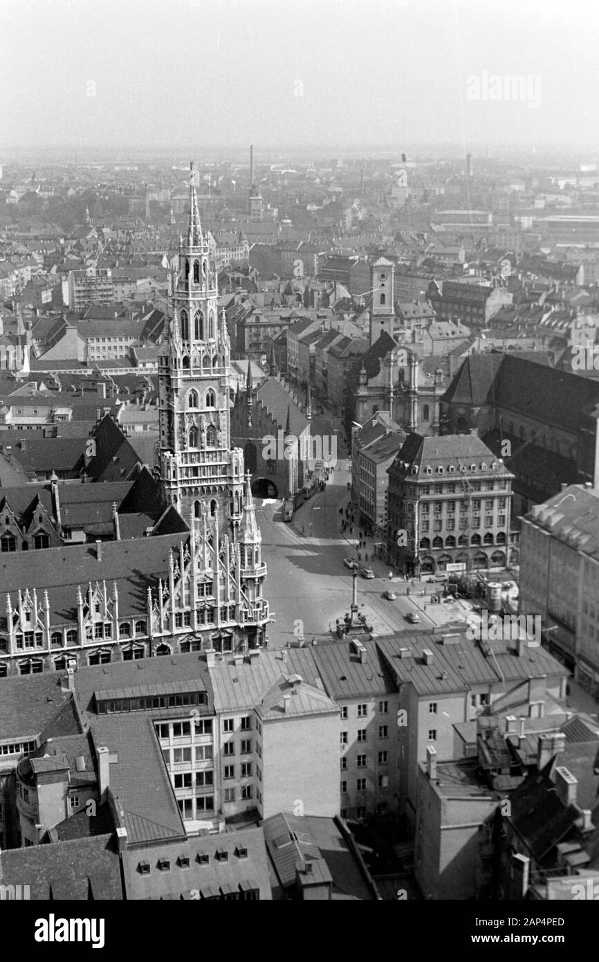 Blick auf den Marienplatz in München, links das Neue Rathaus, dahinter das Alte Rathaus, rechts die Heilig-Geist-Kirche, 1957. View of Mary's Square, Munich, on the left hand the New Town Hall with the Old Town Hall beyond it and the Church of the Holy Ghost on the right hand,1957. Stock Photo