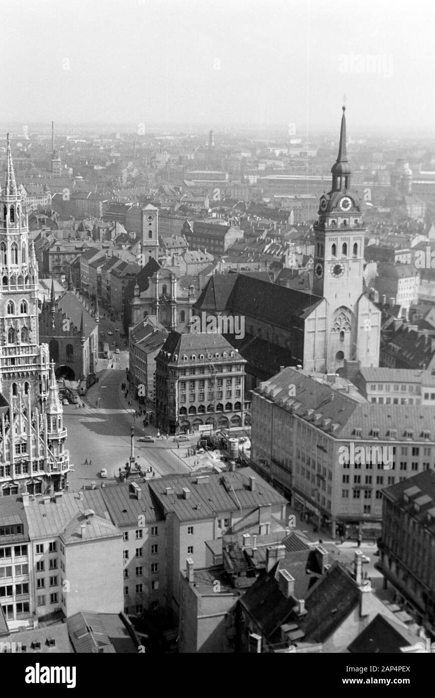 Blick auf den Marienplatz in München, links das Neue Rathaus, dahinter das Alte Rathaus, rechts die Heilig-Geist-Kirche, 1957. View of Mary's Square, Munich, on the left hand the New Town Hall with the Old Town Hall beyond it and the Church of the Holy Ghost on the right hand,1957. Stock Photo
