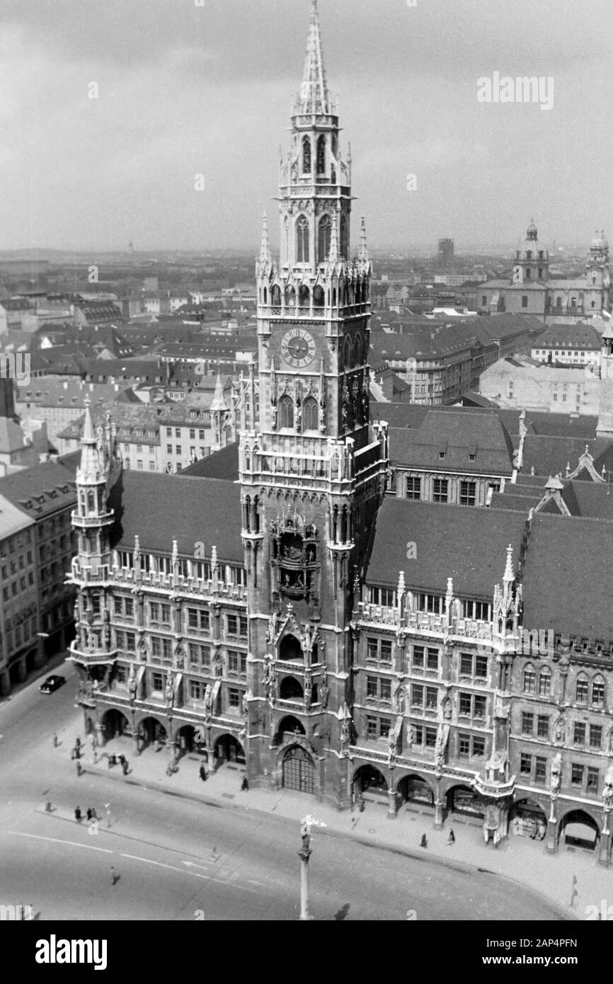 Blick auf das Neue Rathaus und die Mariensäule am Marienplatz, 1957. View of the New Town Hall and the Marian column on Mary's Square,1957. Stock Photo