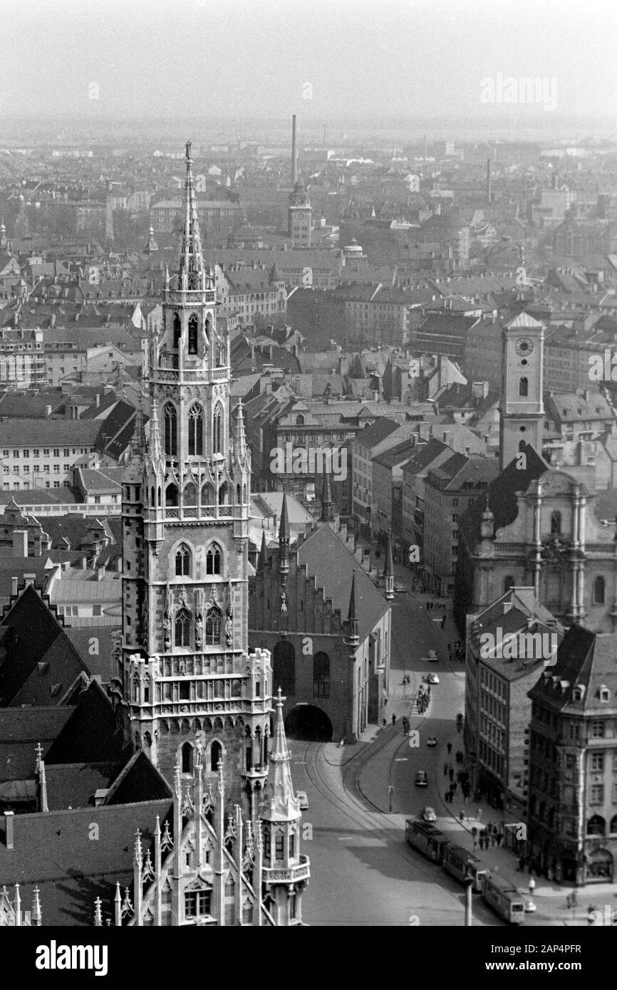 Blick auf den Marienplatz in München, links das Neue Rathaus, dahinter das Alte Rathaus, rechts die Heilig-Geist-Kirche, 1957. View of Mary's Square, Munich, on the left hand the New Town Hall with the Old Town Hall beyond it and the Church of the Holy Ghost on the right hand,1957. Stock Photo