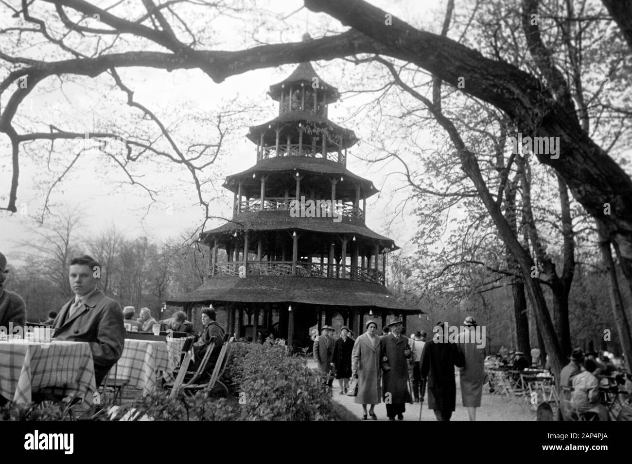 Der Chinesische Turm im Englischen Garten, 1957. The Chinese Tower at