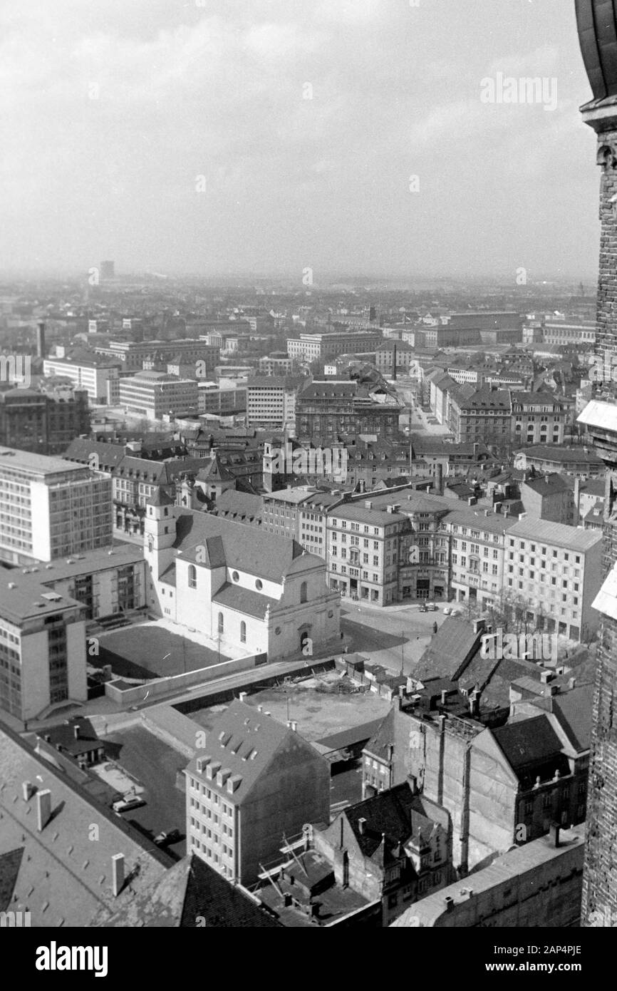 Blick auf die ehemalige Karmelitenkirche St. Nikolaus, heute Archiv des Erzbistums München und Freising, links das Katholische Kirchensteueramt München sowie die Neue Maxburg mit Maxturm. Rechts im Mittelgrund der Karolinenplatz mit Obelisk, 1957. View of the former Carmelite Church of St. Nicholas, nowadays used as the archive of the Archbishopric of Munich and Freising, to the left hand the premises of the Catholic Church Tax Authority and the building referred to as Neue Maxburg with the Max tower. In the midground on the rigth side Caroline's Square with the obelisk, 1957. Stock Photo