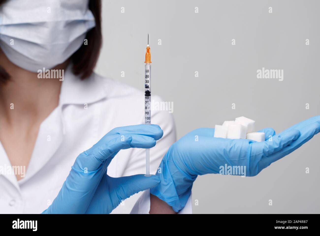 доктор делает укол. безыгольный шприц injex. врач с уколом. доктор с уколом. врач сделал инъекцию.