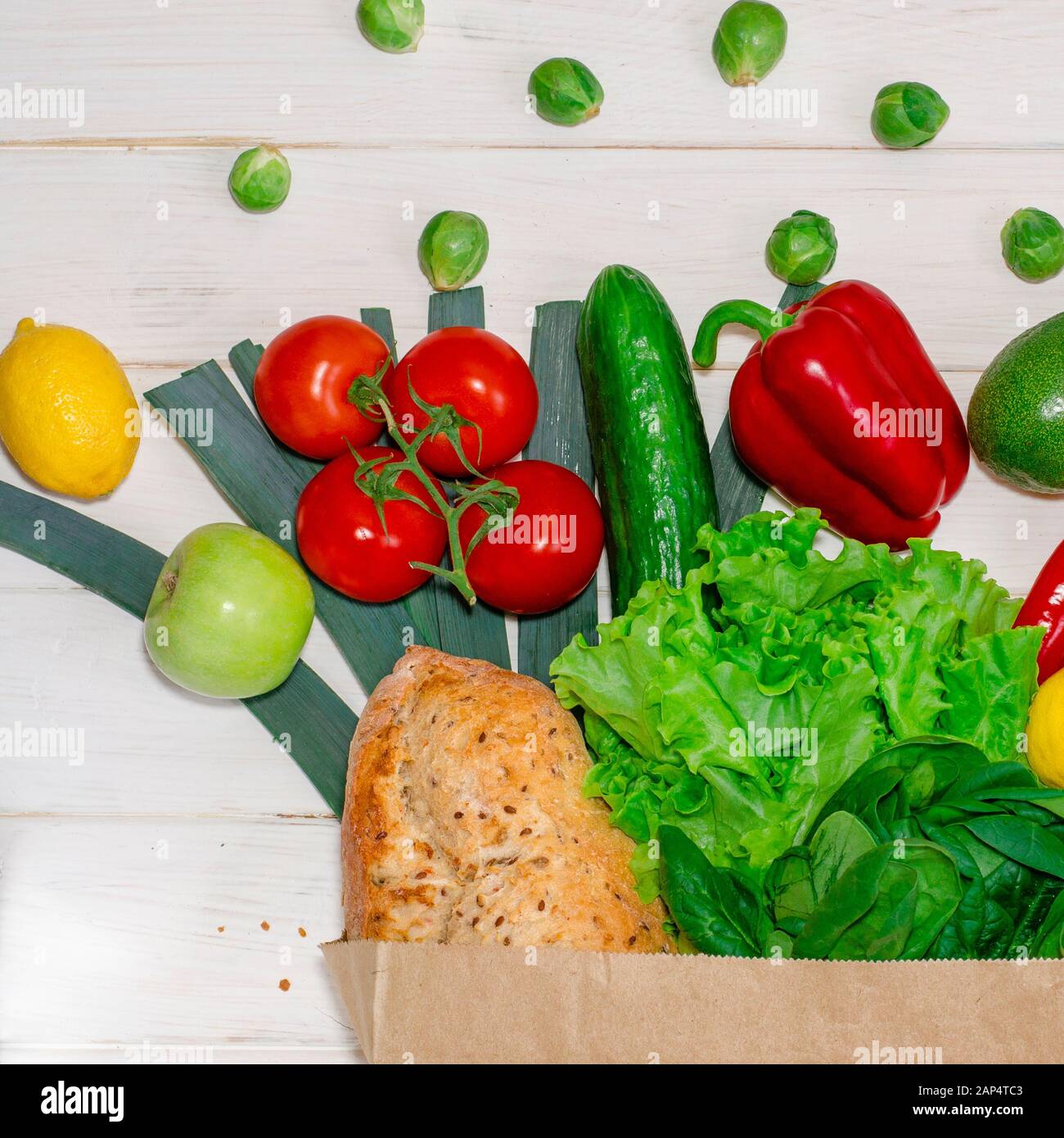 A vegetable set from the supermarket in a paper bag. Buying organic food Stock Photo Alamy
