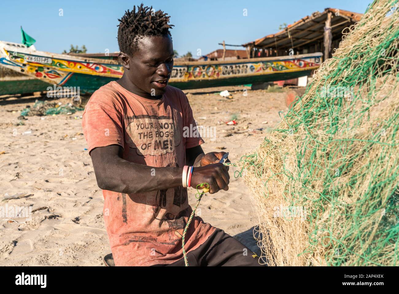 Fiischer beim reparieren des Netz, Sanyang, Gambia, Westafrika  |  fisherman repairing his net, Sanyang, Gambia, West Africa, Stock Photo
