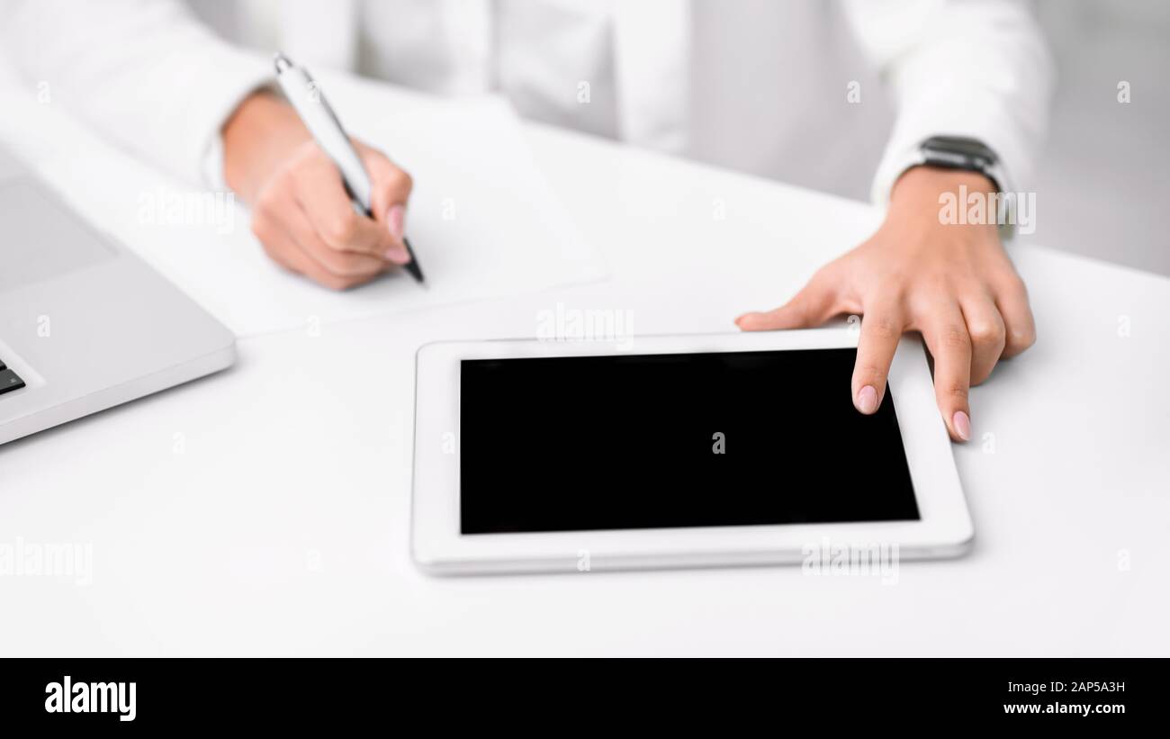 Notes Touchpad Businesswoman writing notes using pen hi-res stock photography and ...