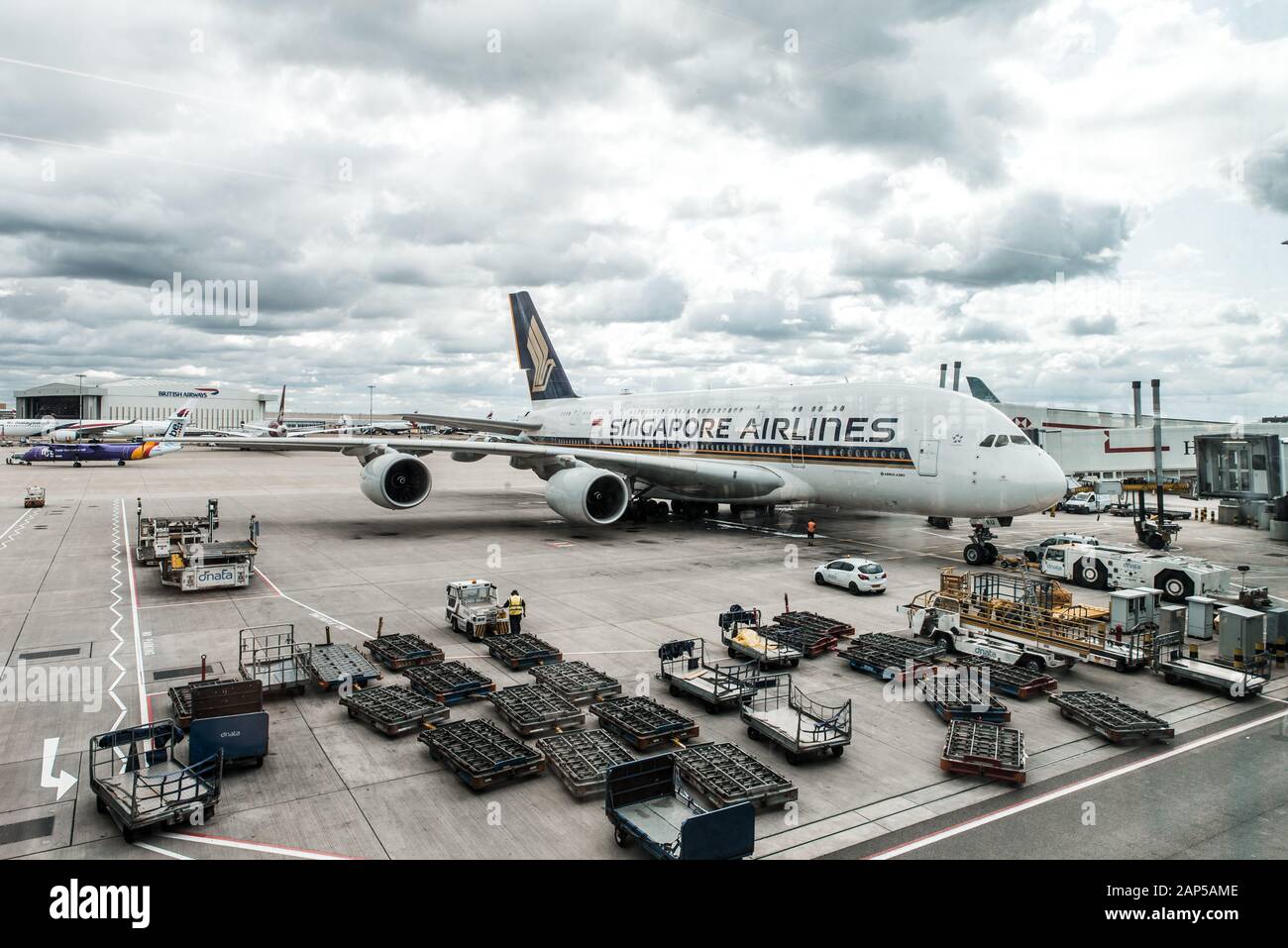 London, Heathrow Airport, Aug 2019: World’s largest commercial aircraft Airbus A380 grounds at airport terminal. Flag carrier of Singapore Airlines Stock Photo