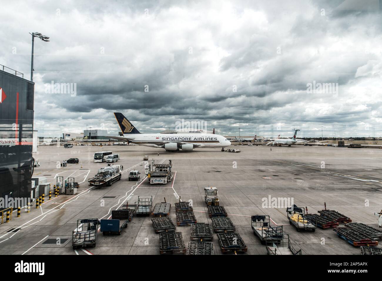 London, Heathrow Airport, Aug 2019: World’s largest commercial aircraft Airbus A380 grounds at airport terminal. Flag carrier of Singapore Airlines Stock Photo