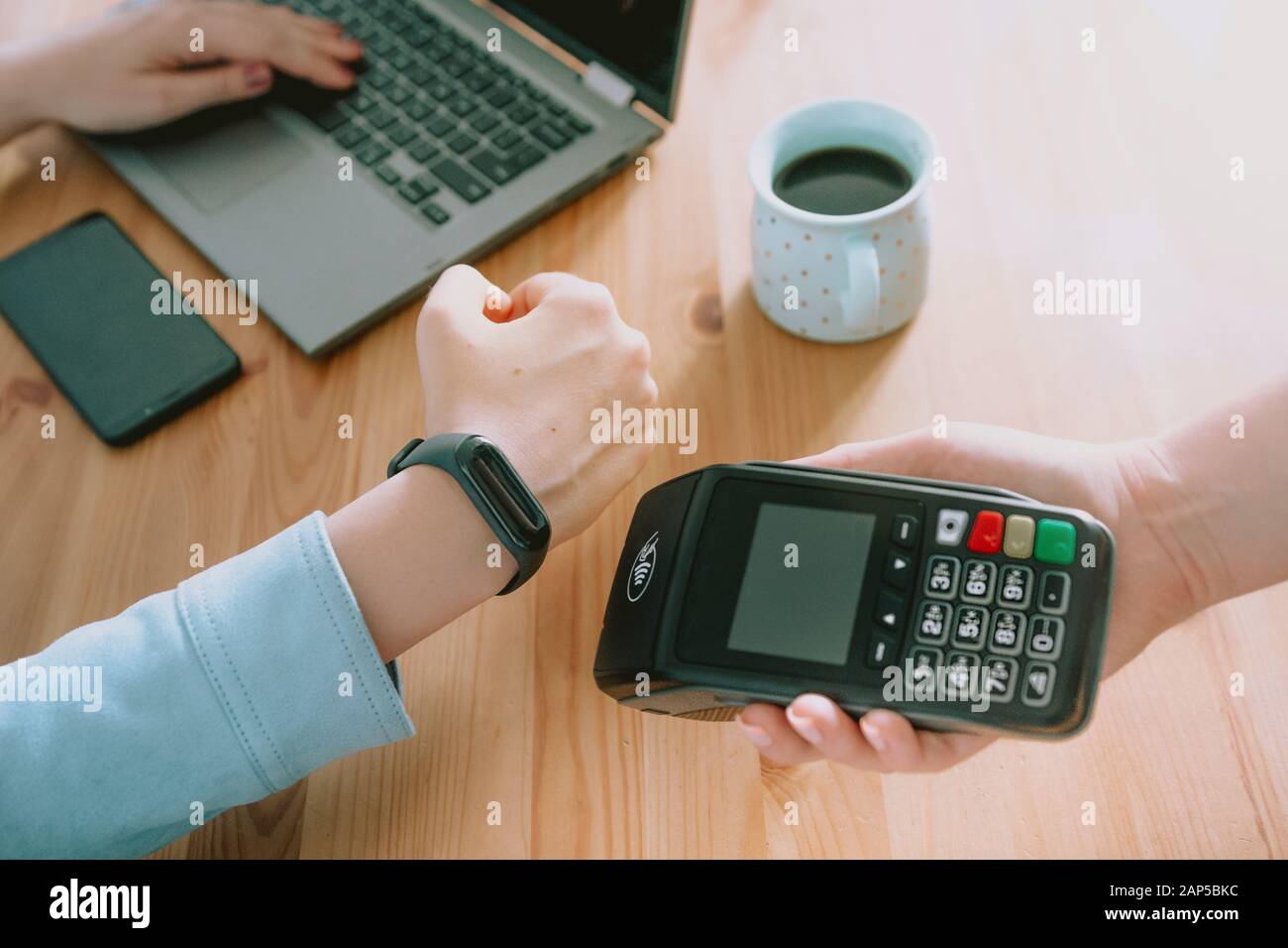 smartwatch contactless payment