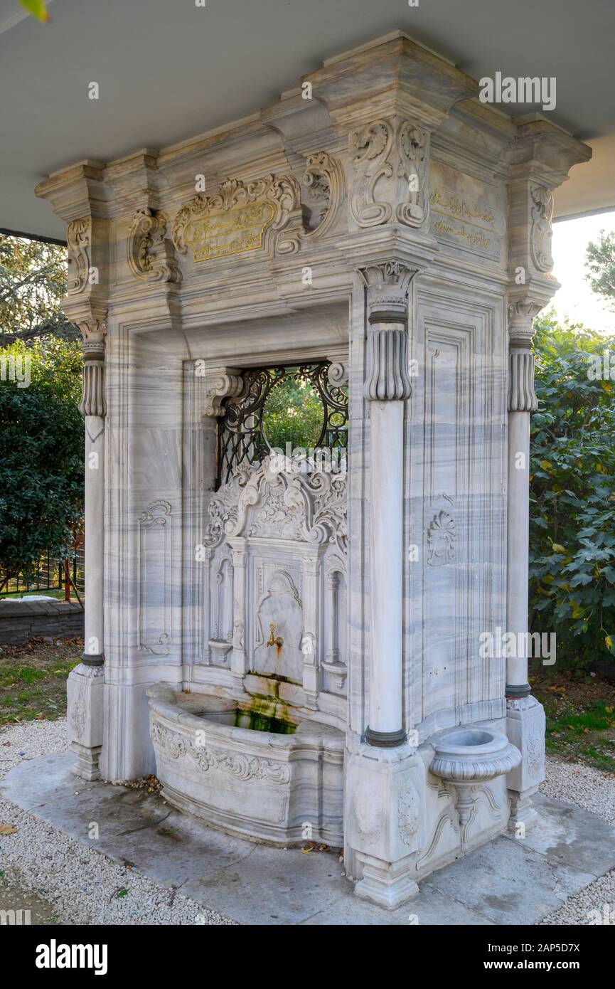 Türkei, Istanbul, Sisli, Abdi İpekçi Caddesi, Abdülhamit II. Brunnen am Eingang zum Maçka Park Stock Photo