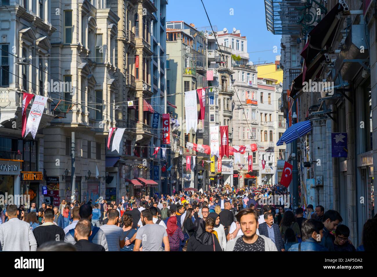 Türkei, Istanbul, Beyoglu, Istiklal Caddesi (Unabhängigkeitsstrasse). Sie ist eine Fussgüngerzone und ist tagsüber Einkaufsstrasse und nachts eines de Stock Photo