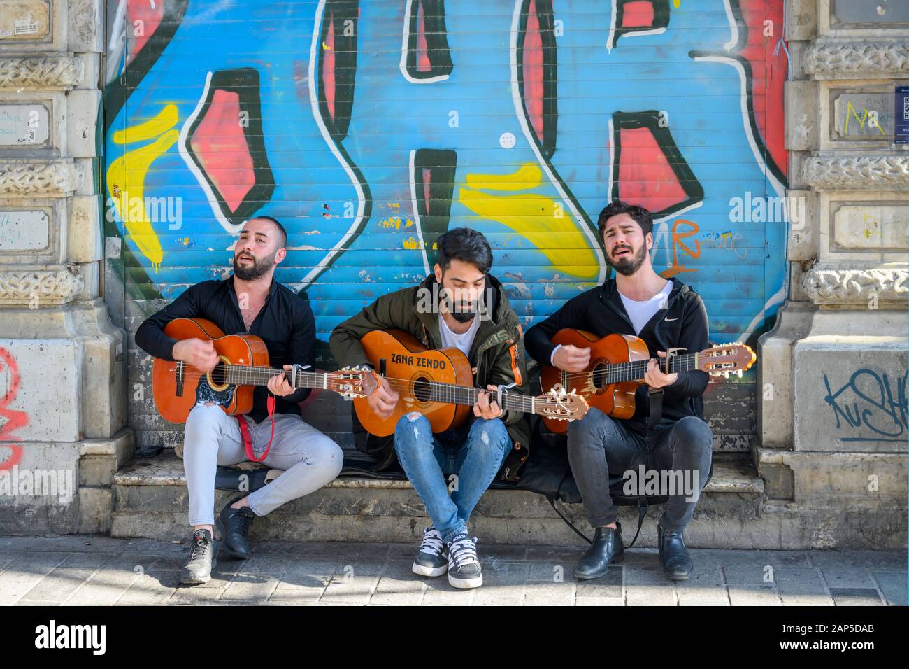 Türkei, Istanbul, Beyoglu, Strassenmusiker in der Istiklal Caddesi (Unabhängigkeitsstrasse). Sie ist eine Fussgüngerzone und ist tagsüber Einkaufsstra Stock Photo