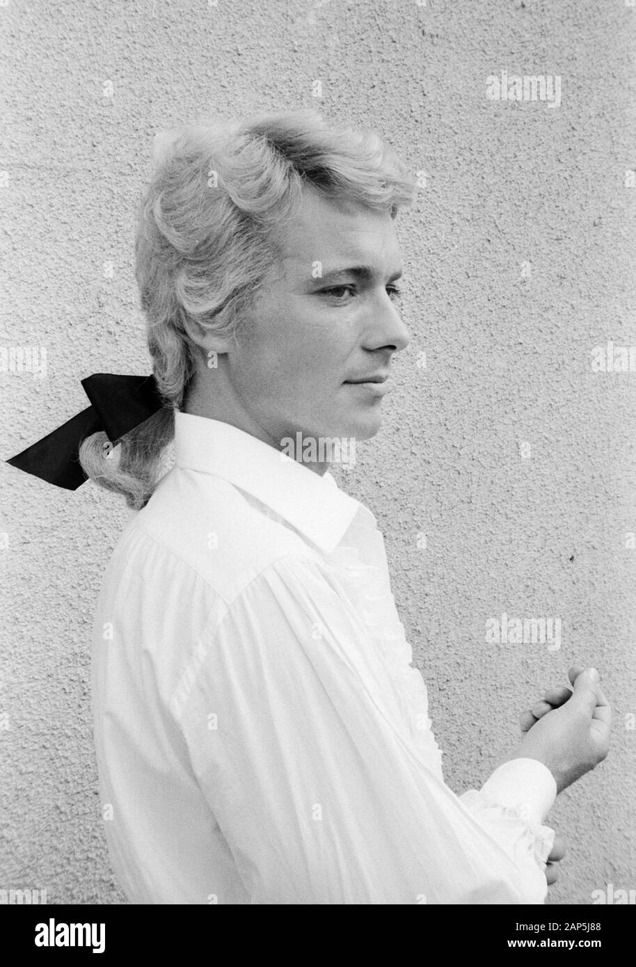 Robert Hoffmann, österreichischer Schauspieler, bei einer Kostümprobe in Hamburg, Deutschland um 1979. Austrian actor Robert Hoffmann while a rehearsal in his costume at Hamburg, Germany around 1979. Stock Photo