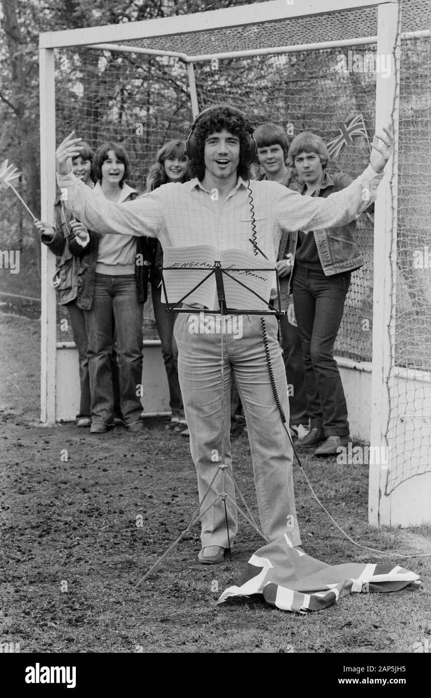 Kevin Keegan, britischer Fußballspieler, singt seine Single 'England' ein, Deutschland 1980. British football player Kevin Keegan, singing his 45 single 'England', Germany 1980. Stock Photo