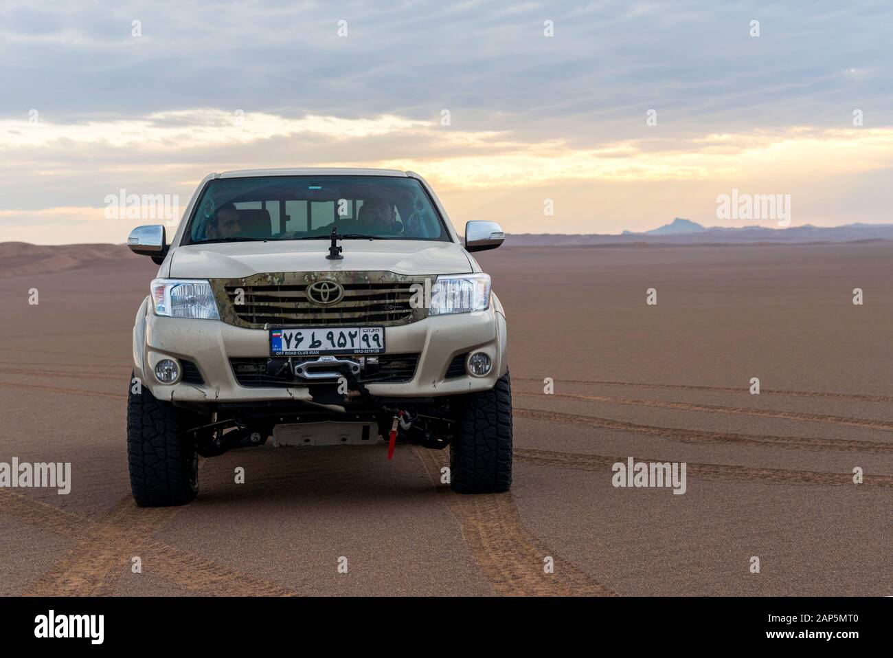 Toyota hilux in desert hi-res stock photography and images - Alamy