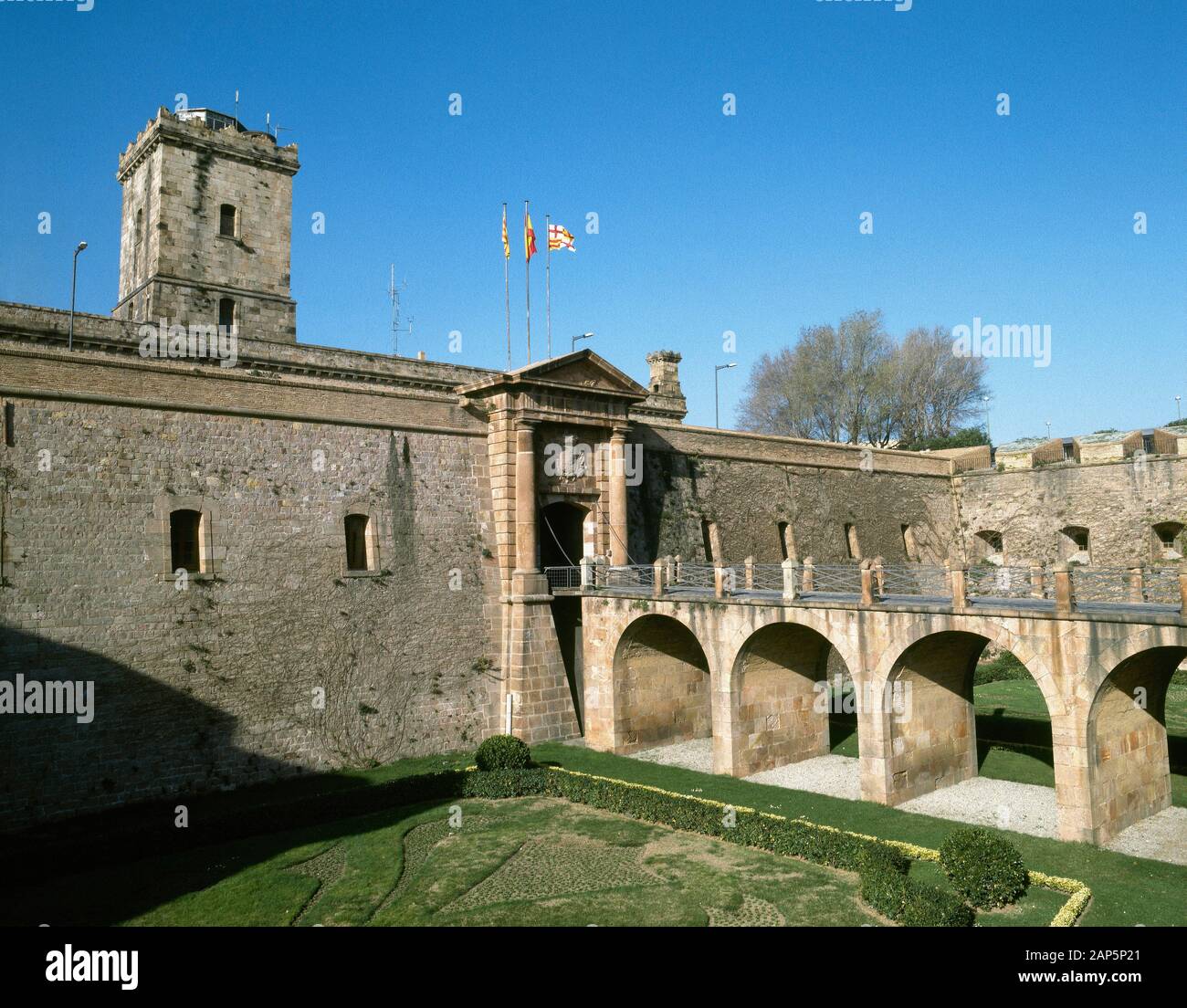 Spain, Catalonia, Barcelona. Montjuic Castle. Old military fortress. The project of the refurbishment works of the castle  were presented on January 14, 1751 by the architect Juan Martin Cermeño, and the works began in 1753. Entrance to the castle across the former moat. Historical photo, taken in 1993. Stock Photo