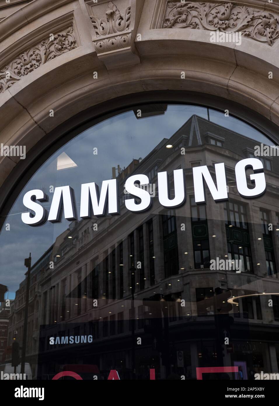 Samsung store london hi-res stock photography and images - Alamy