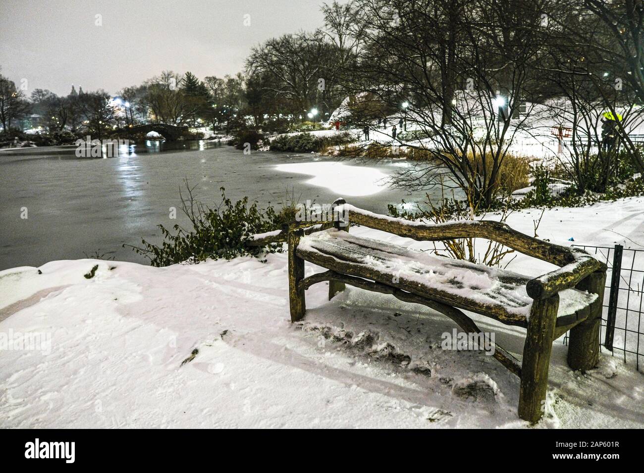 Bench snow park new york hi-res stock photography and images - Alamy