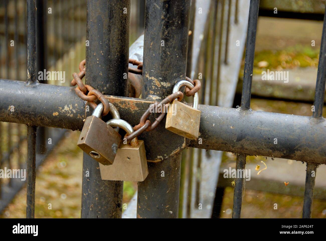 chain to lock gate