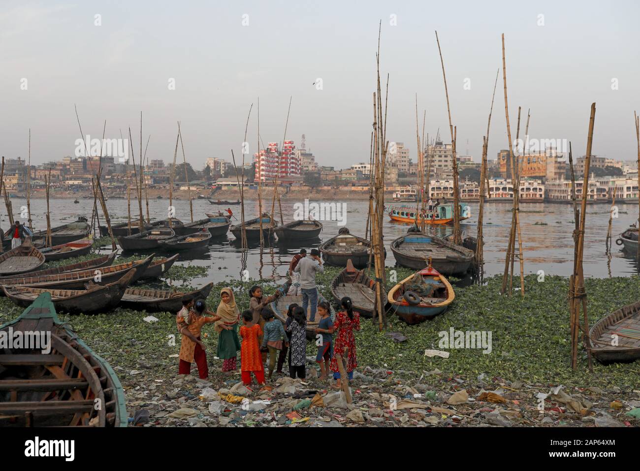 Dhaka, Bangladesh. 21st Jan, 2020. People seen in buriganga river in Dhaka Bangladesh Credit: Kazi Salahuddin/ZUMA Wire/Alamy Live News Stock Photo