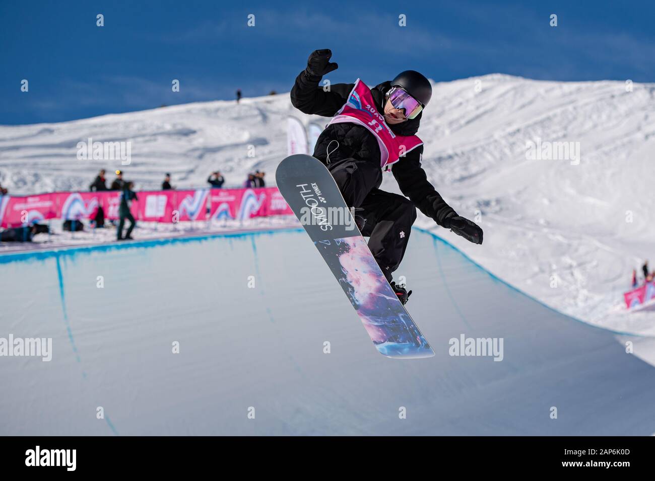 LAUSANNE, SWITZERLAND. 21th, Jan 2020. LEE Hyun-Jun (KOR) competes in the Men's Snowboard Halfpipe competitions during the Lausanne 2020 Youth Olympic Games at Leysin Park & Pipe on Tuesday, 21 January 2020. LAUSANNE, SWITZERLAND. Credit: Taka G Wu/Alamy Live News Stock Photo