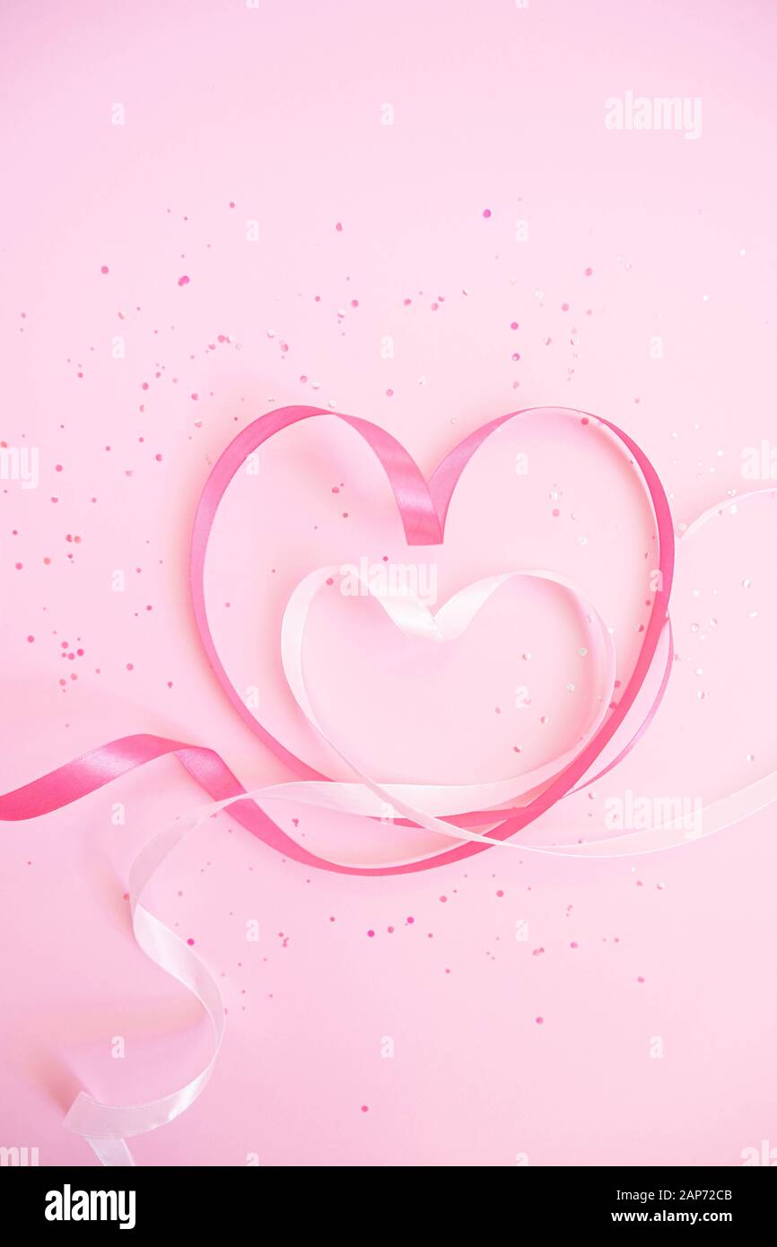 Cùng nhau chào đón ngày lễ tình nhân với những trái tim ngọt ngào và ruy băng lãng mạn. Hãy xem hình ảnh để cảm nhận thêm sức hút của trái tim ruy băng ngày Valentine. 