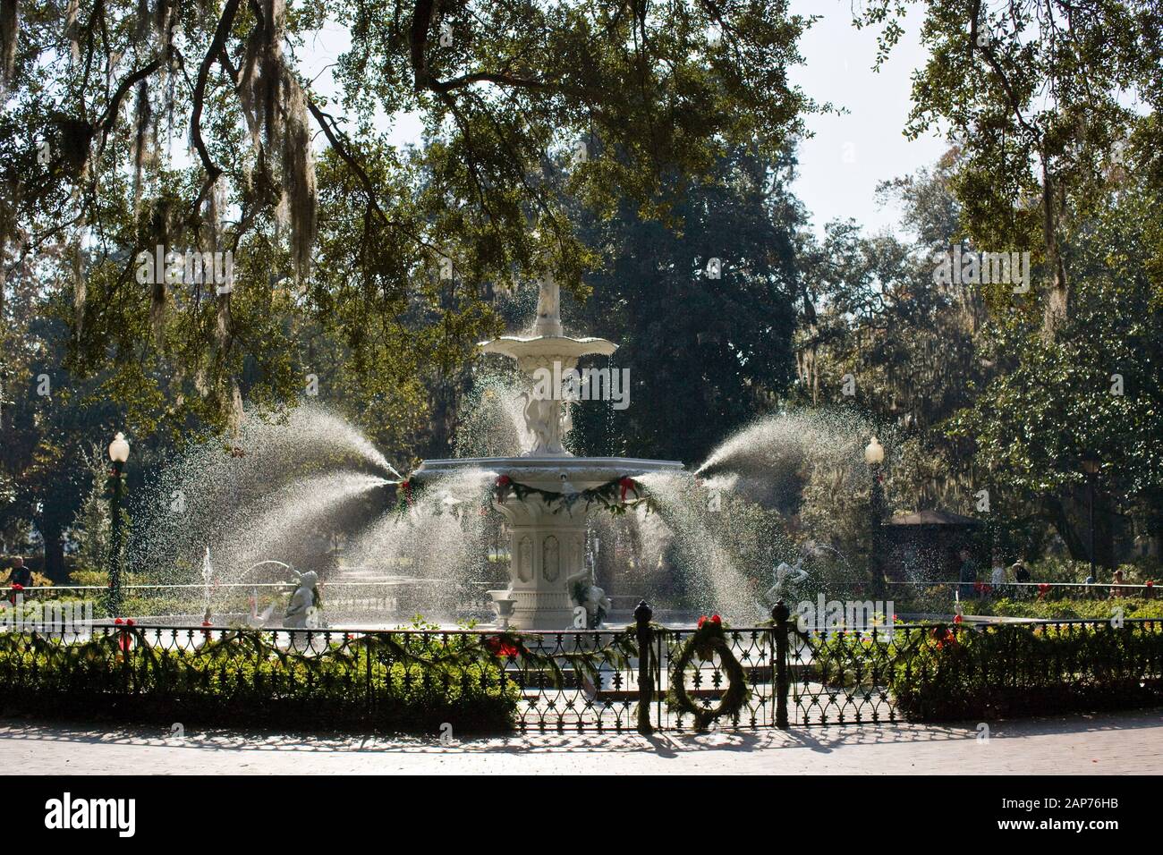 Fountain decorated for Christmas Stock Photo Alamy