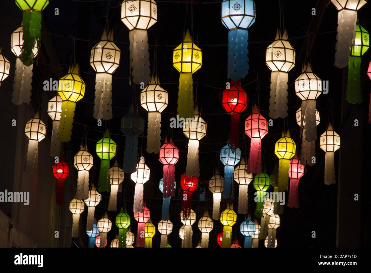 https://c8.alamy.com/comp/2AP791D/paper-lanterns-thailand-bright-lights-in-night-2AP791D.jpg