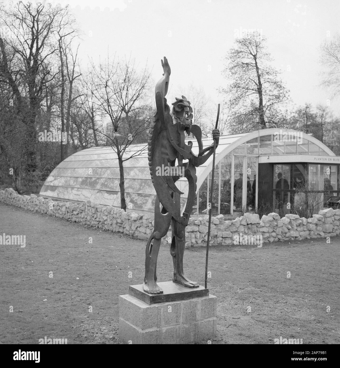 Picture exhibition at the Floriade, the statue The Prophet of Pablo Gargallo Date: April 12, 1960 Keywords: Visual exhibitions Personal name: Pablo Gargallo Institution name: Floriade Stock Photo