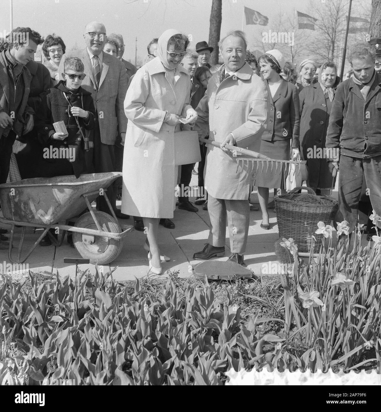 Visit Heinz Ruhmann and wife at the Floriade Date: 14 April 1960 Keywords: Wife, visits Personal name: Heinz Ruhmann Institution name: Floriade Stock Photo