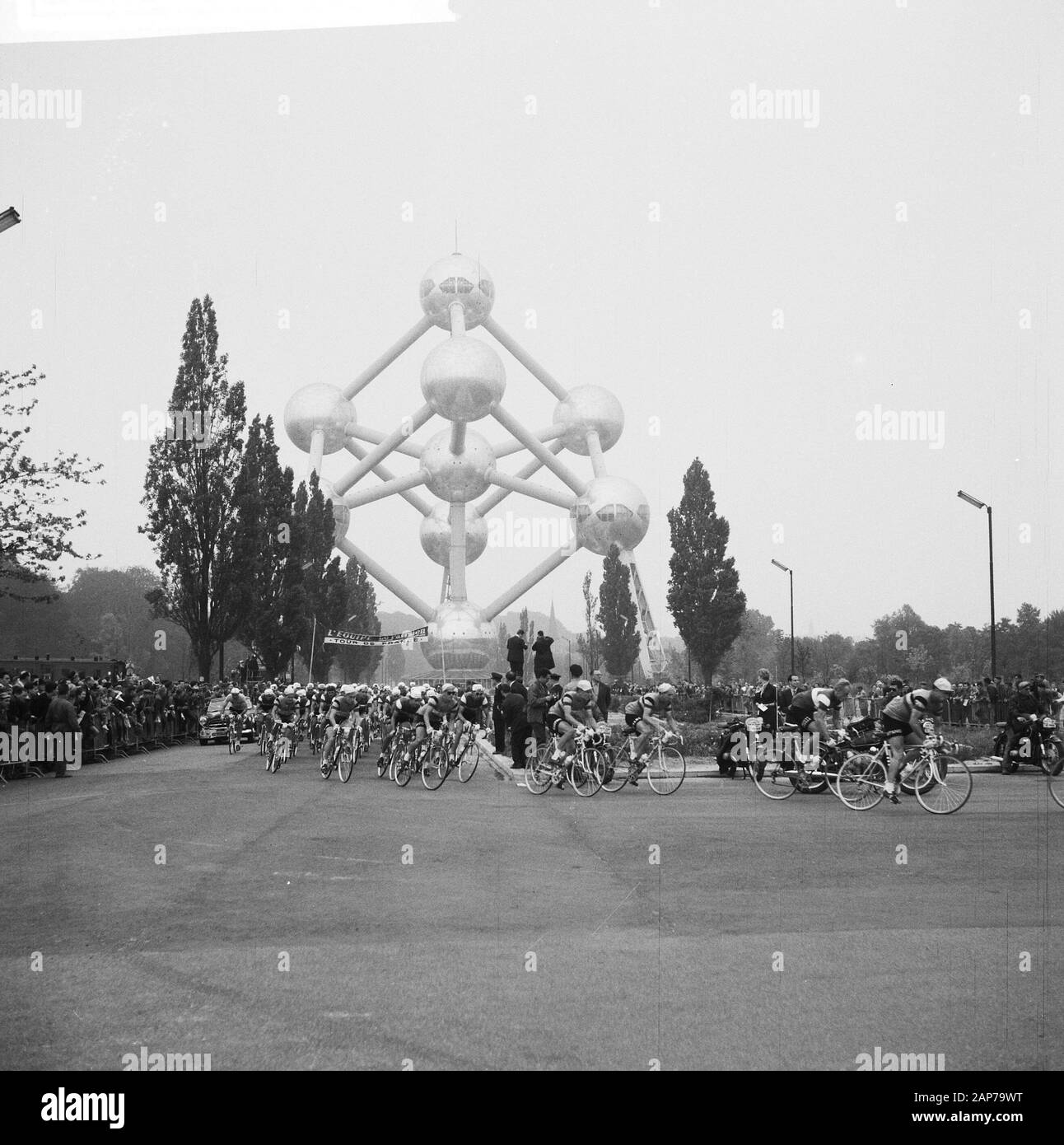 Tour de France 1960; Cyclists pass the Atomium. Second stage: Brussels-Dunkirk (206 km). en-Hana 2.24.01.03 0 911-3743; Stock Photo