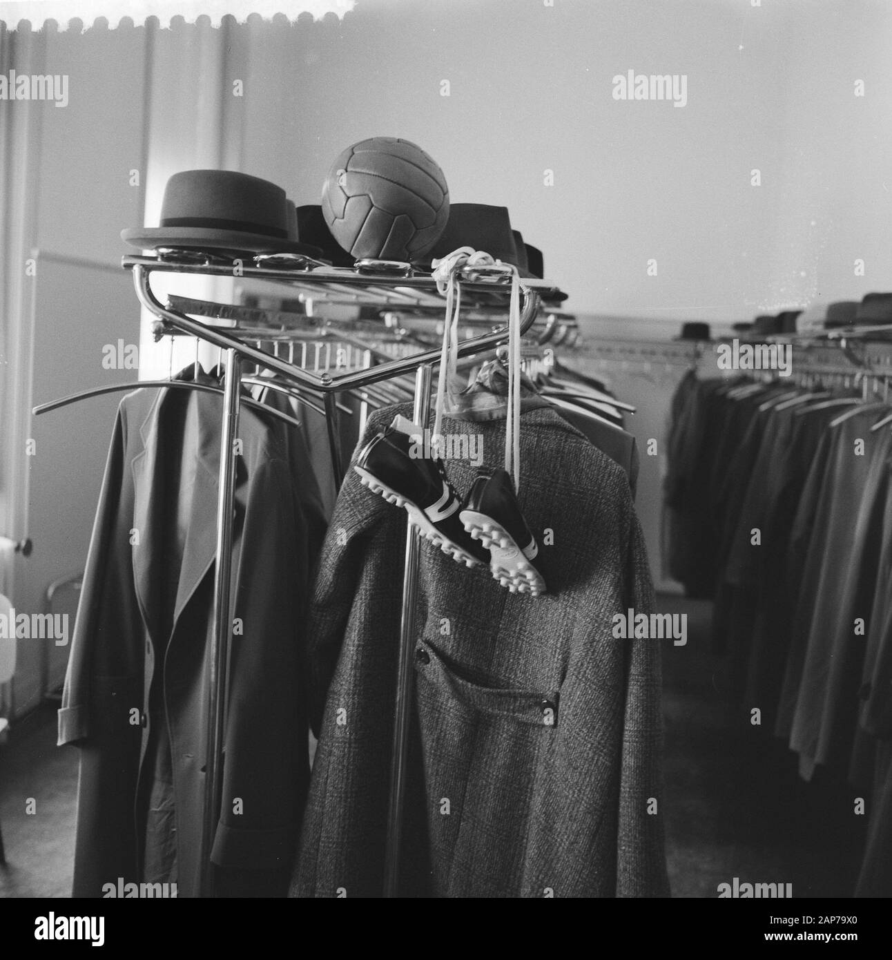 Debate in the House, hats and ball on the coat rack Date: July 6, 1960 ...