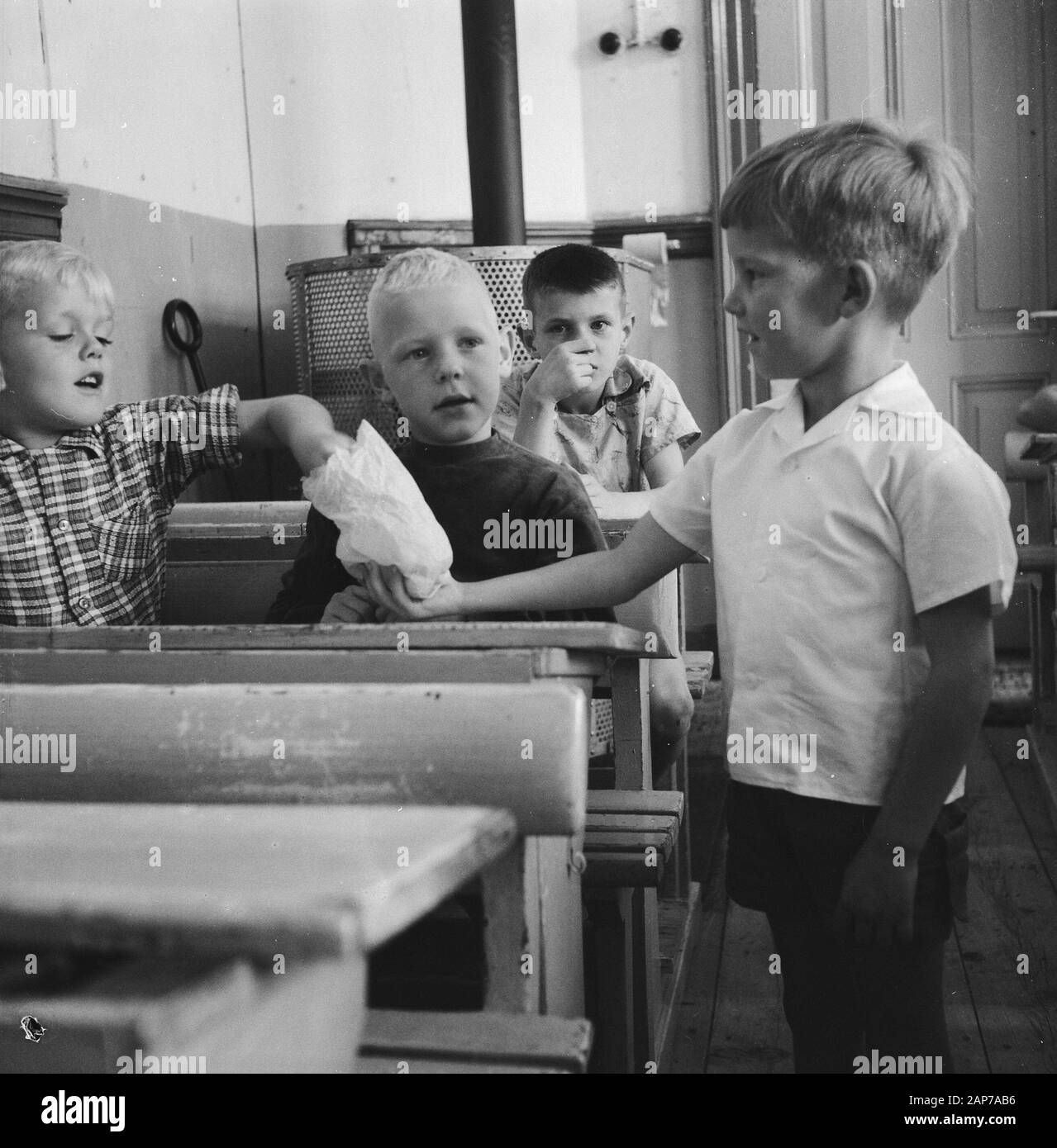 The first big school day, Tjalling to treat Date: August 22, 1960 Keywords: primary education, pupils, schools Stock Photo