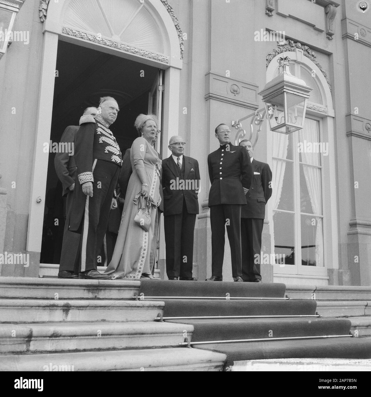 Offer gifts to Royal couple t.g.v. 12.5 year wedding party Date: September 20, 1960 Keywords: Offers, GIFTS Stock Photo