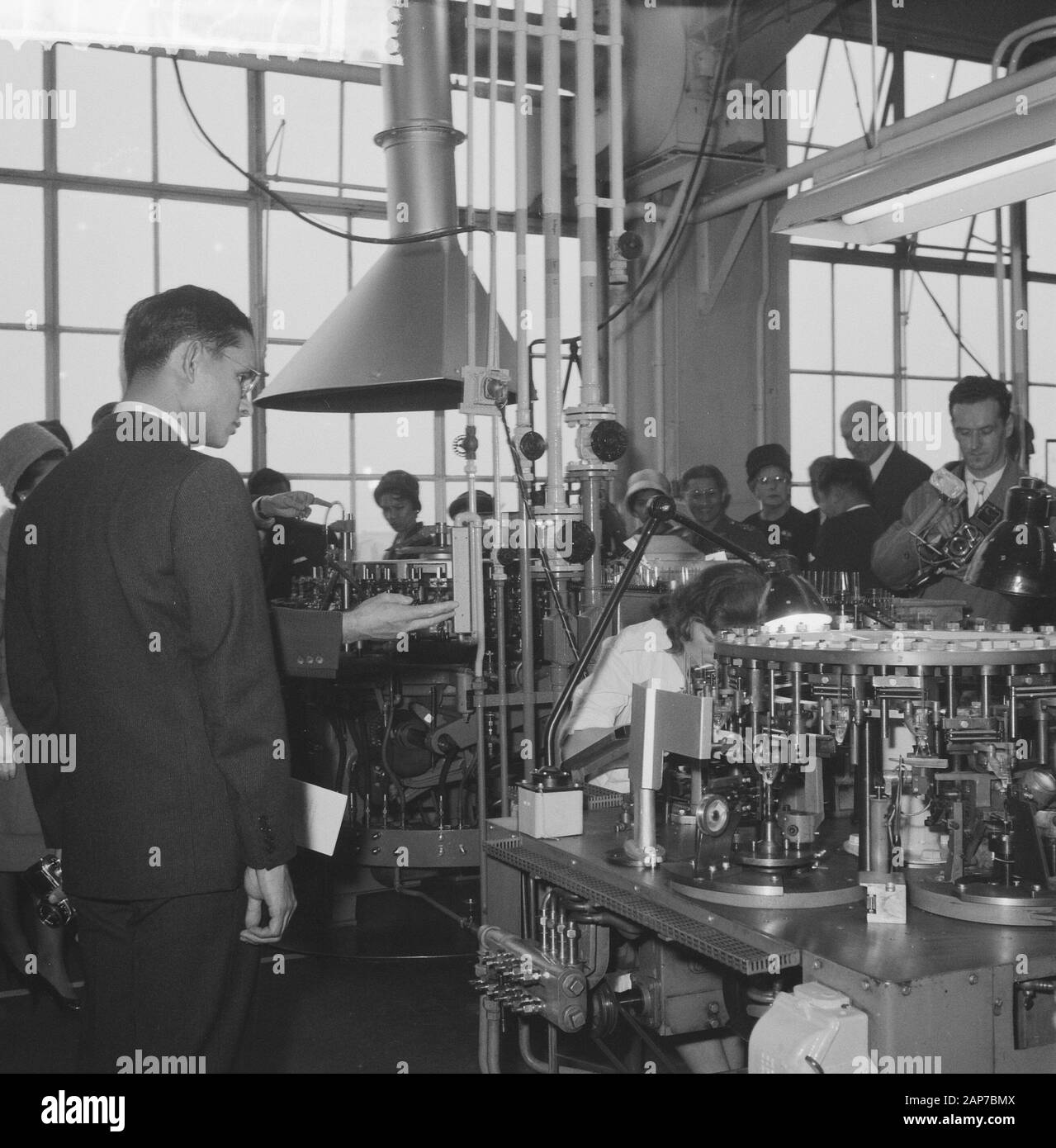 Visit of the Thai King's couple to Philips, tour the factory Date