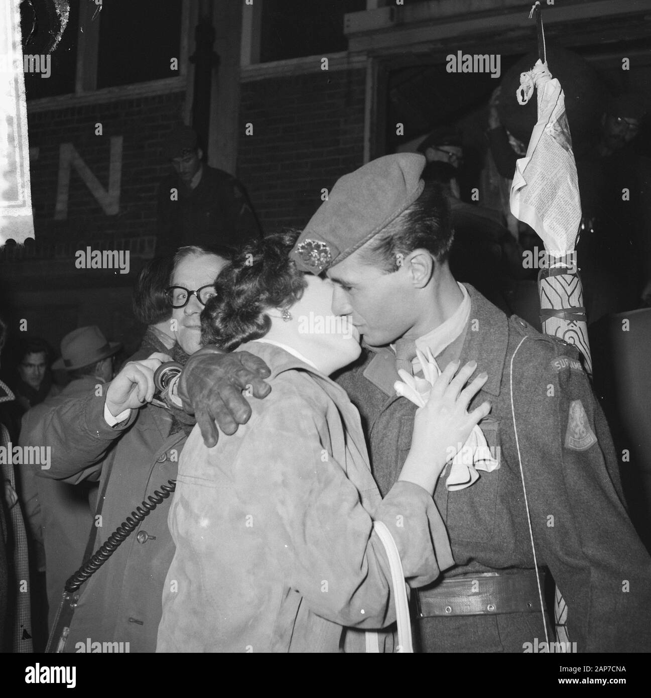 Arrival first detachment of the first Suriname Compag in Amsterdam, soldier greeted his fiancée Date: 23 February 1961 Location: Amsterdam, Noord-Holland Keywords: COMPAGNIES, DETACHEMENTS, arrivals, soldiers Stock Photo