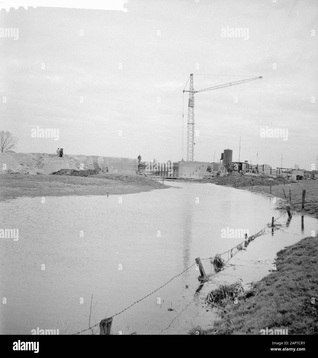 Construction of motorway E35 [A12] beyond Arnhem, work on the bridge over the [IJssel] Date: February 8, 1961 Location: Arnhem Keywords: motorways, bridges, rivers, traffic, road construction Stock Photo