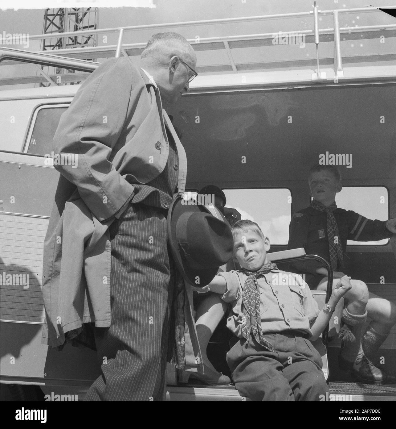 Building day Rotterdam 1961 Description: Mayor of Walsum in conversation with a Boy Scout Date: May 18, 1961 Location: Rotterdam, Zuid-Holland Keywords: conversations, Boy Scouts Personal name: Walsum, van Gerard Stock Photo