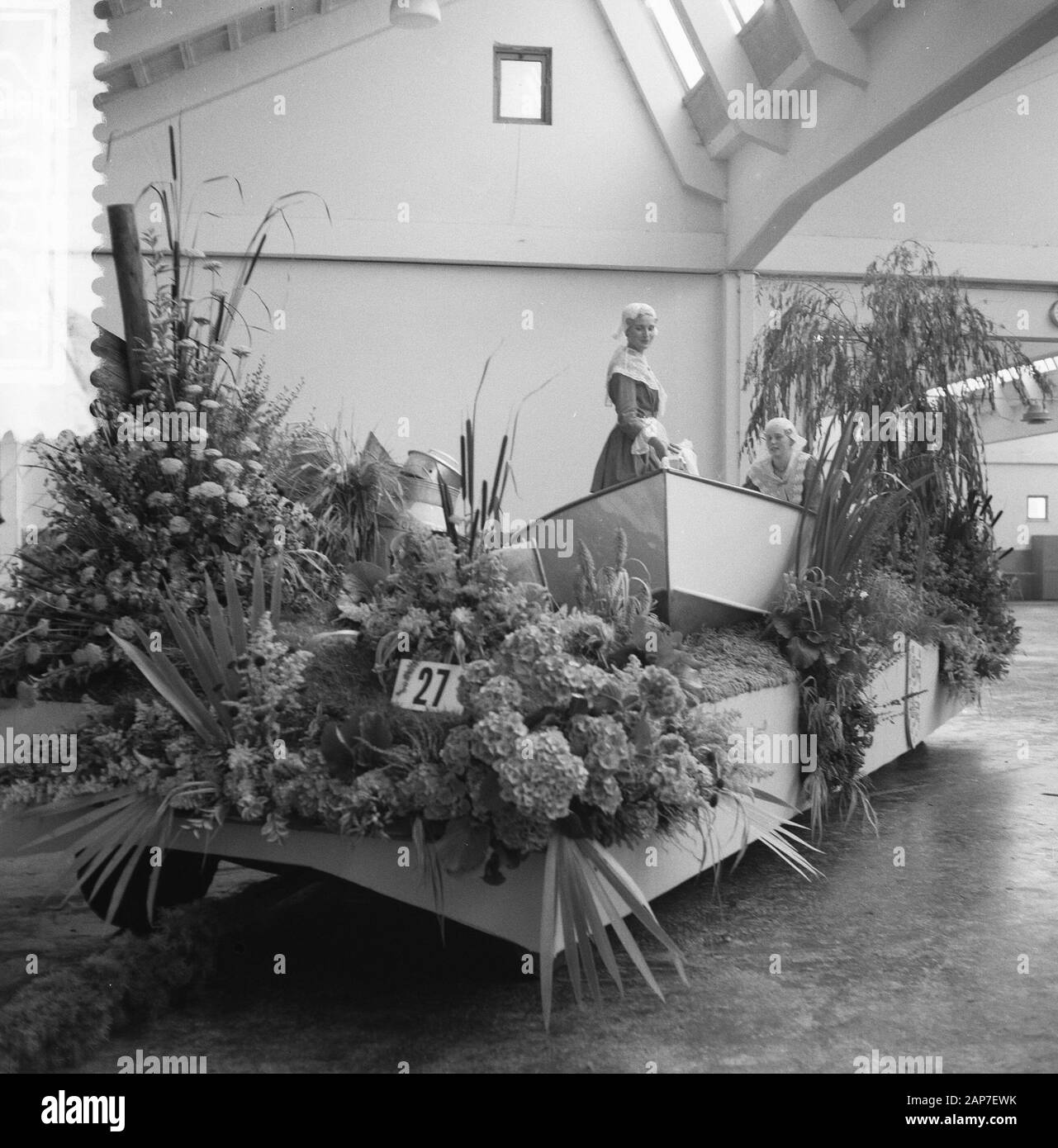Flower Corso Rijnsburg. Floating float Date: August 4, 1961 Location: Rijnsburg, Zuid-Holland Keywords: bloemencorsos Stock Photo